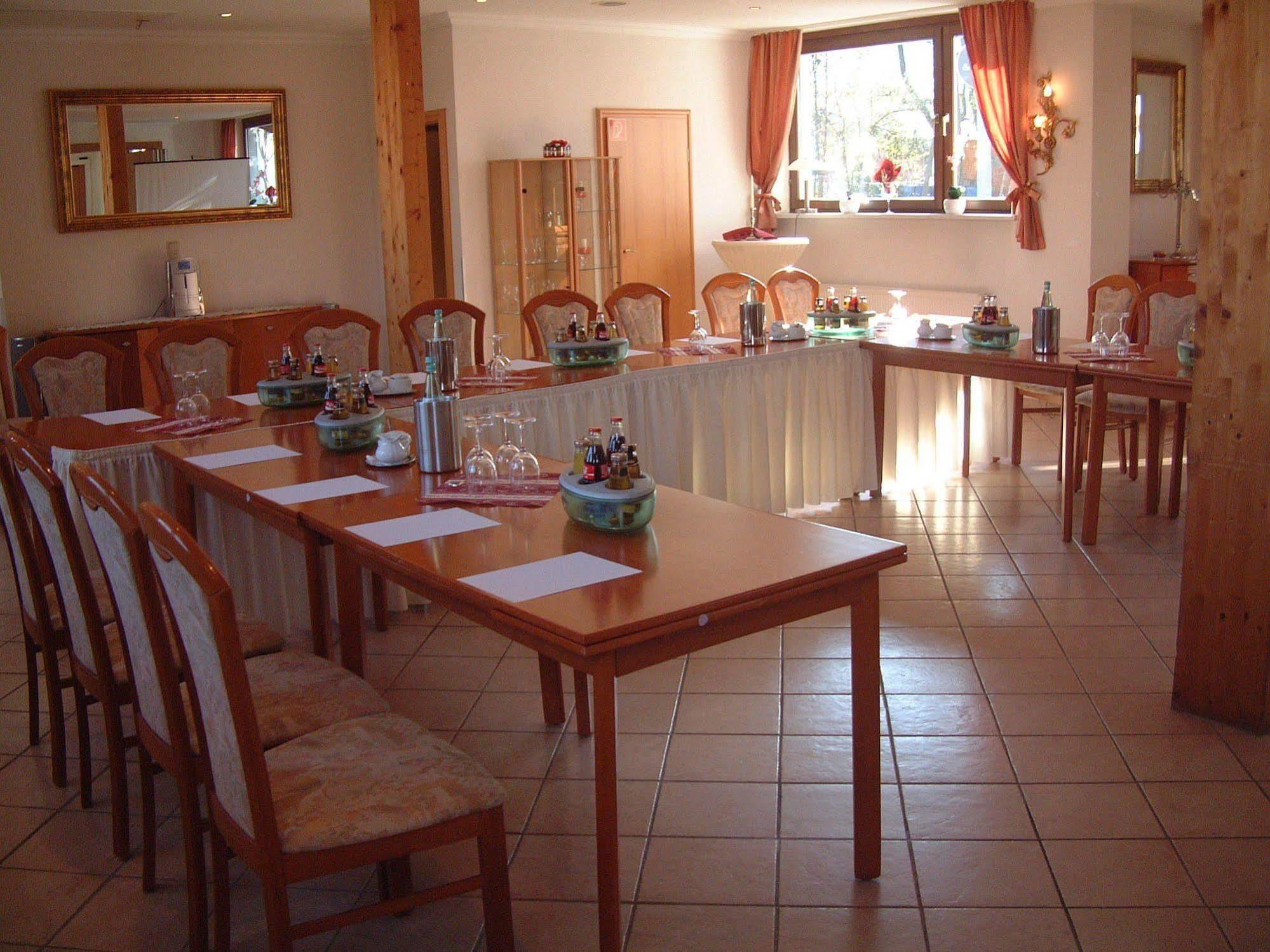 Hotel Zum Stresemann 2*